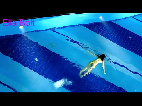 ❤️ मी पाहणे थांबवू शकत नाही, तरुण गोरा ELLA BOLT रिसॉर्ट पूलमध्ये नग्न पोहताना पकडला गेला ❤️ mr.redgast4asset.ru वर ﹏